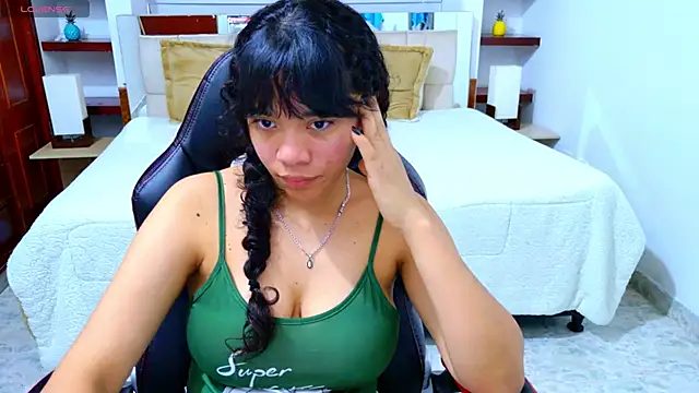 Snapshot of laureentt_ chatting on 12.16.25 laureentt online show from 12.16.25