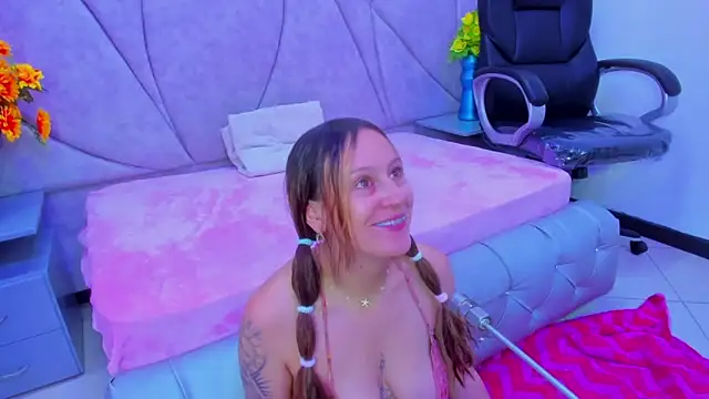 Snapshot of HornySlut69_ chatting on 10.22.25 HornySlut69 online show from 10.22.25