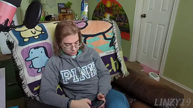 Linzy 19 online show from 02.21.25