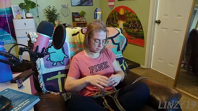 Linzy 19 online show from 03.18.25