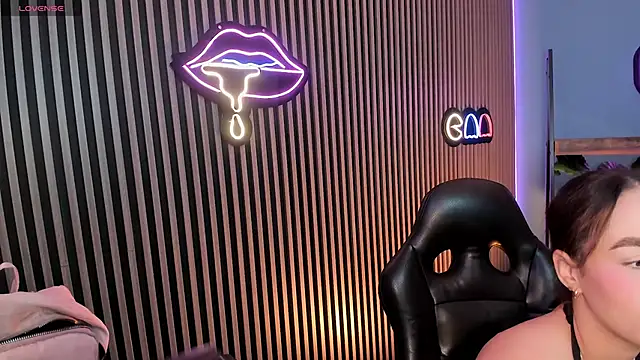 emily roberts1 online show from 12.04.25