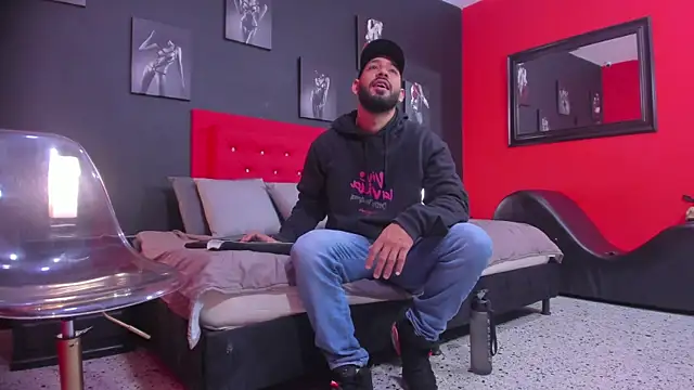 Snapshot of Thiagogomez chatting on 11.24.25 Thiagogomez online show from 11.24.25