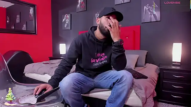 Snapshot of Thiagogomez chatting on 12.04.25 Thiagogomez online show from 12.04.25