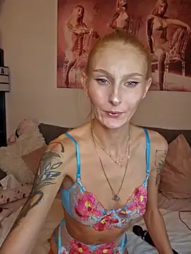 Snapshot of LessiaMia chatting on 12.17.24 LessiaMia online show from 12.17.24