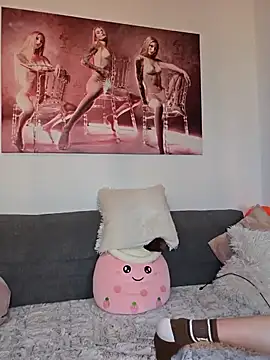 Snapshot of LessiaMia chatting on 01.16.25 LessiaMia online show from 01.16.25