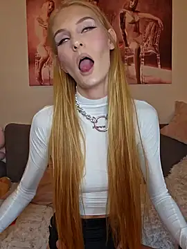 Snapshot of LessiaMia chatting on 01.29.25 LessiaMia online show from 01.29.25