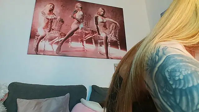 Snapshot of LessiaMia chatting on 03.13.25 LessiaMia online show from 03.13.25