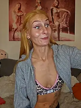 Snapshot of LessiaMia chatting on 10.26.25 LessiaMia online show from 10.26.25