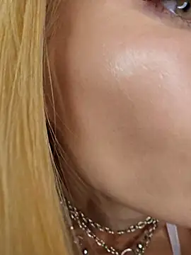 Snapshot of LessiaMia chatting on 11.22.25 LessiaMia online show from 11.22.25