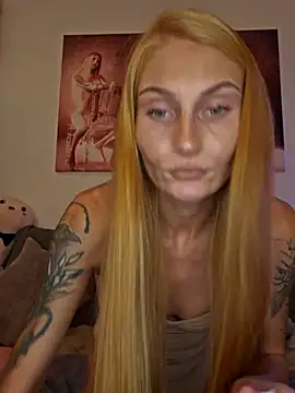 Snapshot of LessiaMia chatting on 11.29.25 LessiaMia online show from 11.29.25