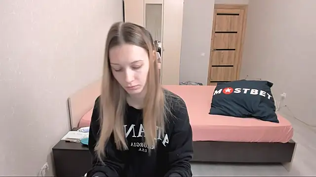 Snapshot of OliviaLukas chatting on 12.18.24 OliviaLukas online show from 12.18.24