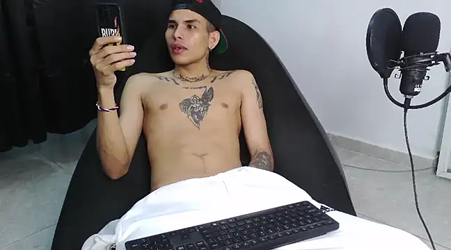 Snapshot of hot_king20 chatting on 02.26.25 hot king20 online show from 02.26.25