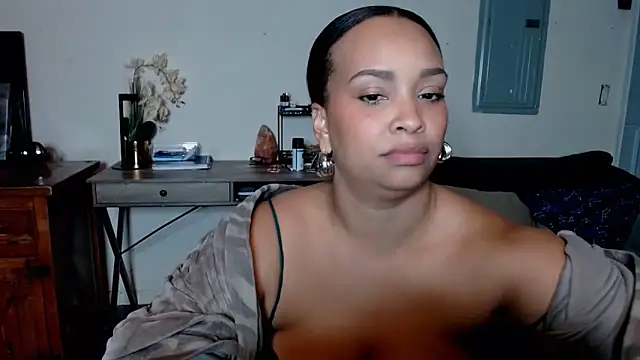 Snapshot of SashaEstrella chatting on 10.25.25 SashaEstrella online show from 10.25.25