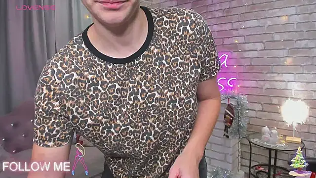 Snapshot of SarahCoksss chatting on 01.05.25 SarahCoksss online show from 01.05.25