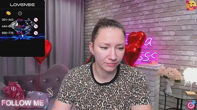 Snapshot of SarahCoksss chatting on 02.13.25 SarahCoksss online show from 02.13.25