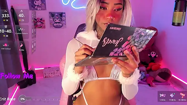 Snapshot of AshantiiSweet chatting on 10.31.25 AshantiiSweet online show from 10.31.25