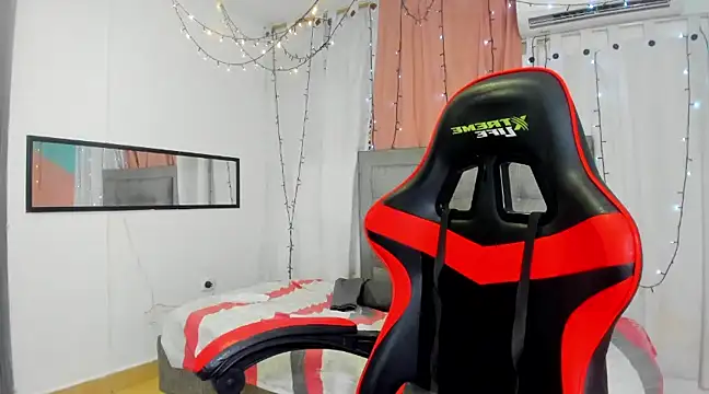 Snapshot of megan_kis9 chatting on 03.19.25 megan kis9 online show from 03.19.25