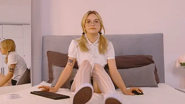 Snapshot of FapClubFamm chatting on 09.13.25 FapClubFamm online show from 09.13.25