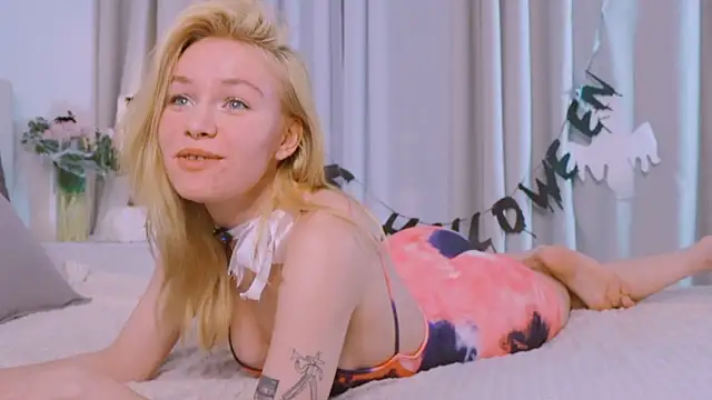 Snapshot of FapClubFamm chatting on 10.30.25 FapClubFamm online show from 10.30.25