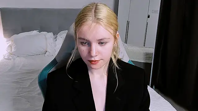 Snapshot of FapClubFamm chatting on 11.05.25 FapClubFamm online show from 11.05.25