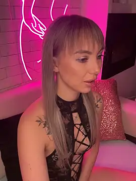 Snapshot of MiaMinx chatting on 12.26.24 MiaMinx online show from 12.26.24