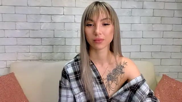 Snapshot of MiaMinx chatting on 02.10.25 MiaMinx online show from 02.10.25