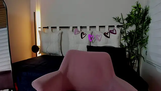 pamela anderson  online show from 02.18.25