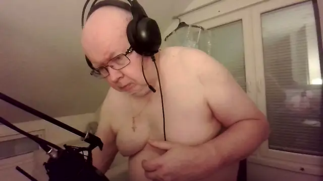 Snapshot of ScrawnyFire chatting on 01.14.26 ScrawnyFire online show from 01.14.26