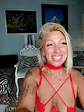 Snapshot of Weloveblue chatting on 01.06.25 Weloveblue online show from 01.06.25