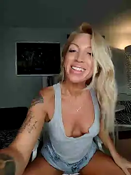 Snapshot of Weloveblue chatting on 01.22.25 Weloveblue online show from 01.22.25