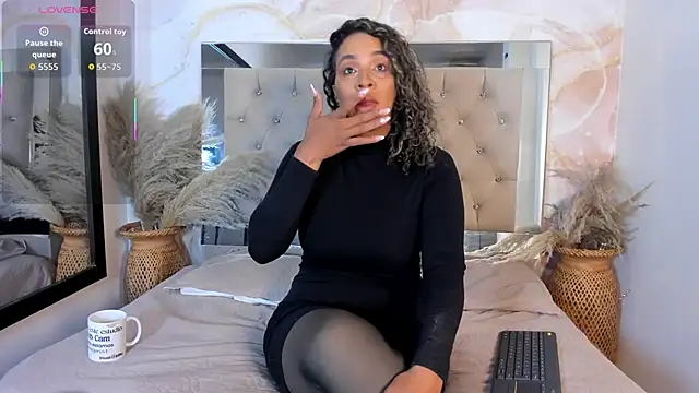 Snapshot of ainaah_ chatting on 11.21.25 ainaah online show from 11.21.25