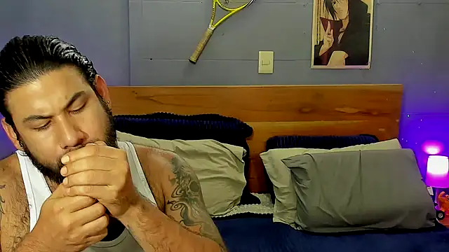 Snapshot of Prometeo-grizzly chatting on 12.22.25 Prometeo-grizzly online show from 12.22.25