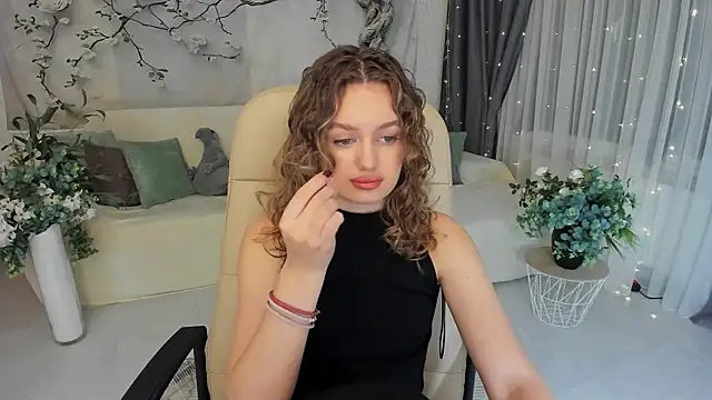 Snapshot of MiracleCurly chatting on 10.27.25 MiracleCurly online show from 10.27.25