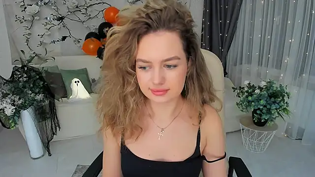 Snapshot of MiracleCurly chatting on 10.28.25 MiracleCurly online show from 10.28.25