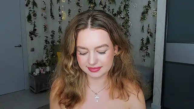 Snapshot of MiracleCurly chatting on 11.28.25 MiracleCurly online show from 11.28.25