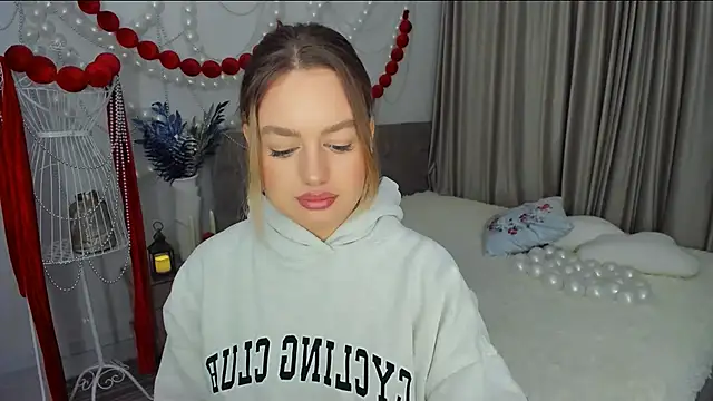 Snapshot of MiracleCurly chatting on 12.22.25 MiracleCurly online show from 12.22.25