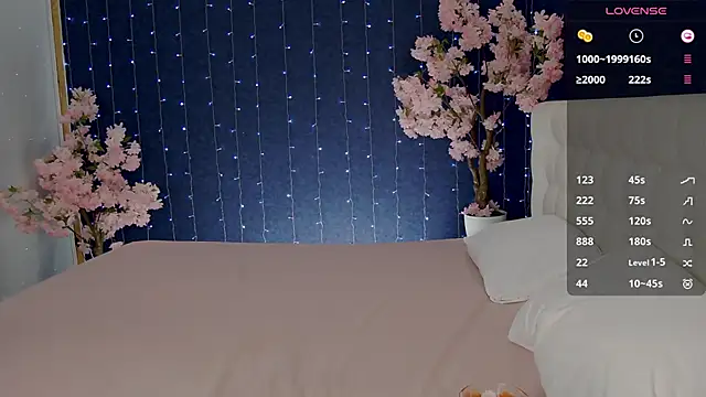 Snapshot of -Mirror-Girl- chatting on 10.18.25 -Mirror-Girl- online show from 10.18.25