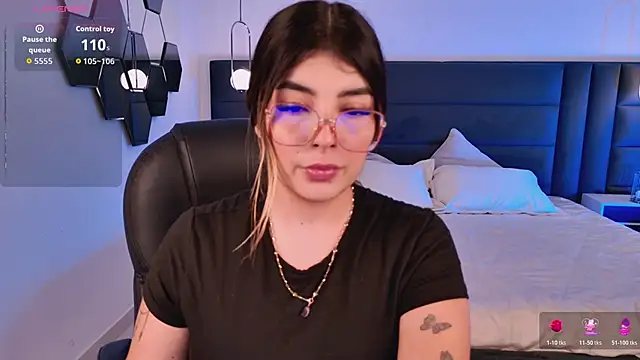 Snapshot of LisaMonroe_ chatting on 10.25.25 LisaMonroe online show from 10.25.25