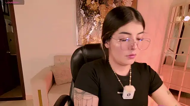 Snapshot of LisaMonroe_ chatting on 10.27.25 LisaMonroe online show from 10.27.25