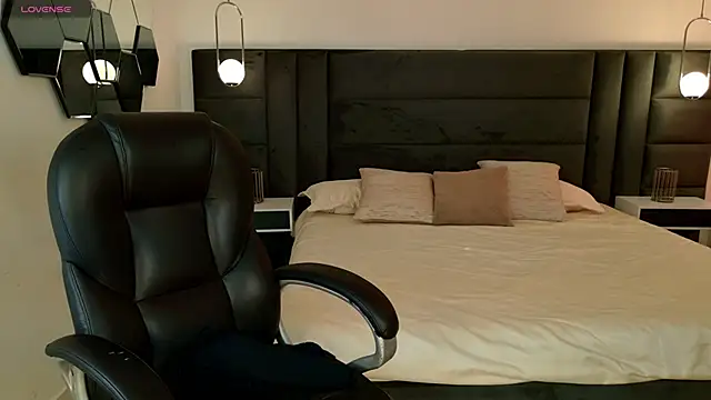 Snapshot of LisaMonroe_ chatting on 03.21.26 LisaMonroe online show from 03.21.26