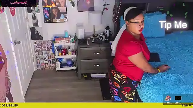 Snapshot of temptressbeauty24 chatting on 12.18.25 temptressbeauty24 online show from 12.18.25