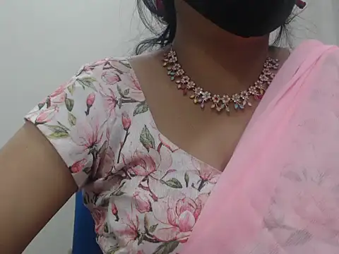 Snapshot of Lovely_Siri_23 chatting on 04.15.26 Lovely Siri 23 online show from 04.15.26