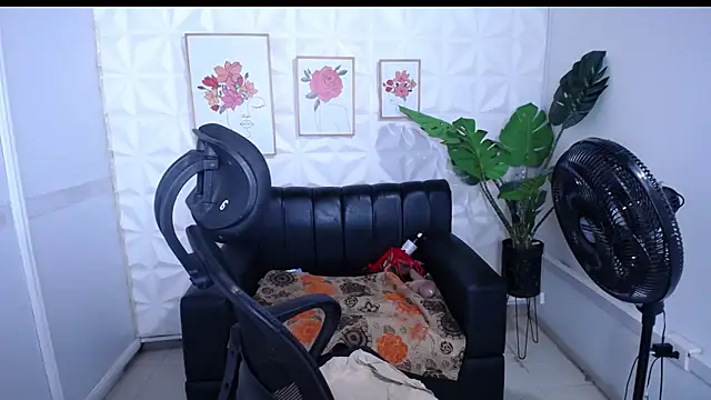 Snapshot of Valentinaa_mature chatting on 12.20.25 Valentinaa mature online show from 12.20.25