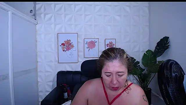 Snapshot of Valentinaa_mature chatting on 01.10.26 Valentinaa mature online show from 01.10.26