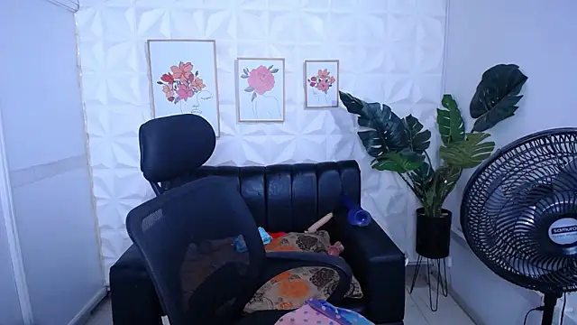 Snapshot of Valentinaa_mature chatting on 03.04.26 Valentinaa mature online show from 03.04.26