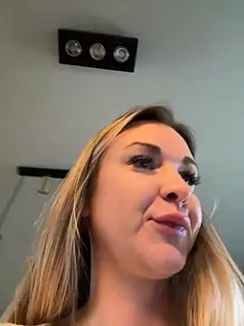 Snapshot of Bella-Tight chatting on 12.28.24 Bella-Tight online show from 12.28.24