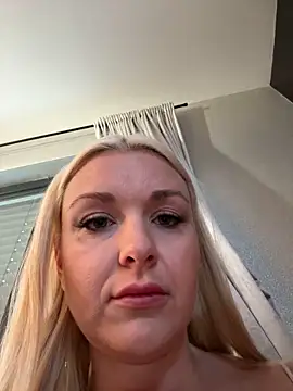 Snapshot of Bella-Tight chatting on 03.06.25 Bella-Tight online show from 03.06.25