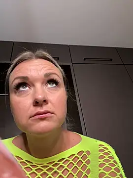 Snapshot of Bella-Tight chatting on 10.29.25 Bella-Tight online show from 10.29.25