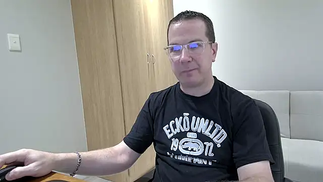 BrettJ81 online show from 10.30.25