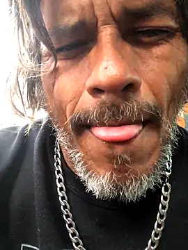 Snapshot of kvr27 chatting on 10.26.25 kvr27 online show from 10.26.25